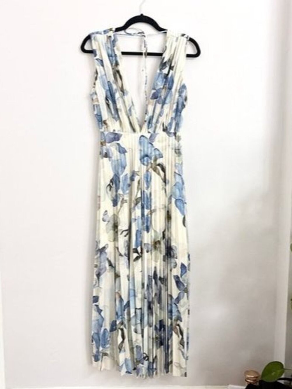 H&M Blue Pleated Floral Flair Low Back V Neck Sleeveless Midi Dress - Sz Small